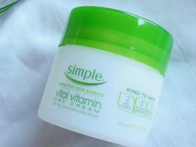 kem dưỡng ẩm Simple Vital Vtamin Day Cream