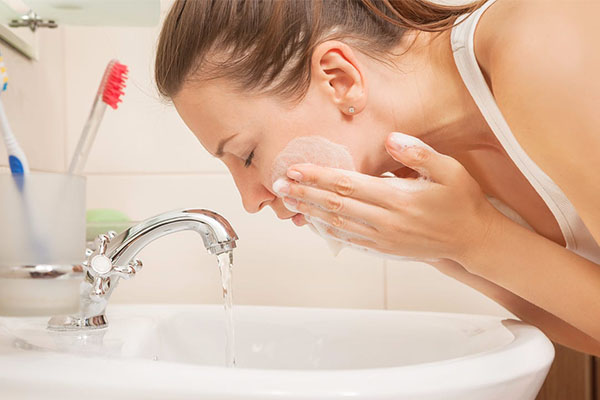 Rửa mặt sạch sẽ mỗi ngày để ngăn mụn đầu trắng