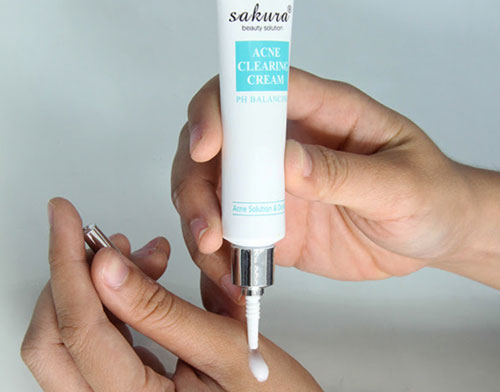 Kem hỗ trợ điều trị mụn Sakura Acne Clearing Cream